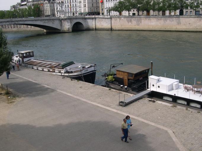  péniches amarrées